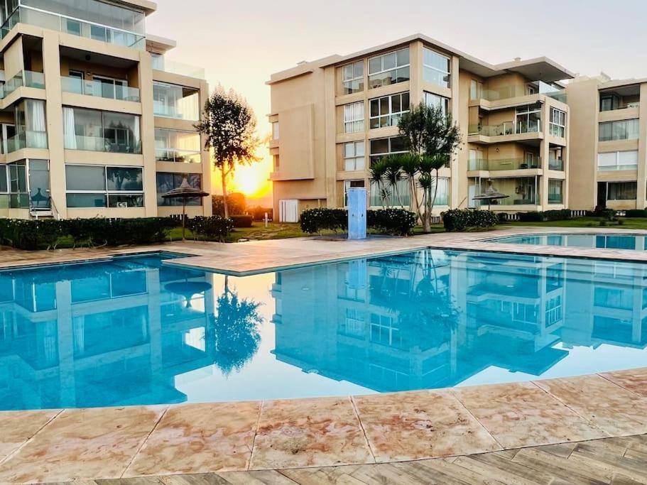 Ocean Gem - Exclusive Luxury, Balcony Pool, Beach, Surf & Views Apartment
