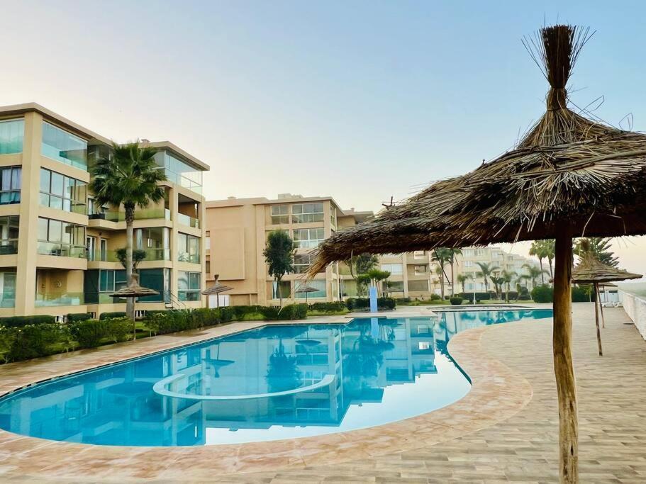 Ocean Gem - Exclusive Luxury, Balcony Pool, Beach, Surf & Views Apartment